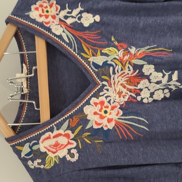 Luna Moon Embroidered Tee - Picture 4 of 8